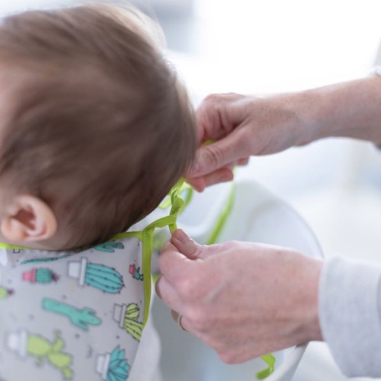 Bumkins Αδιάβροχη Ποδιά Πλαστική με Κορδόνι Sleeved Bib με Τσέπη & Μανίκια Cacti για 6-24m+ 3307111