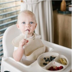BabyOno Σαλιάρα σιλικόνης με θήκη περισυλλογής τροφίμων 6m+ -Beige BN1639/04